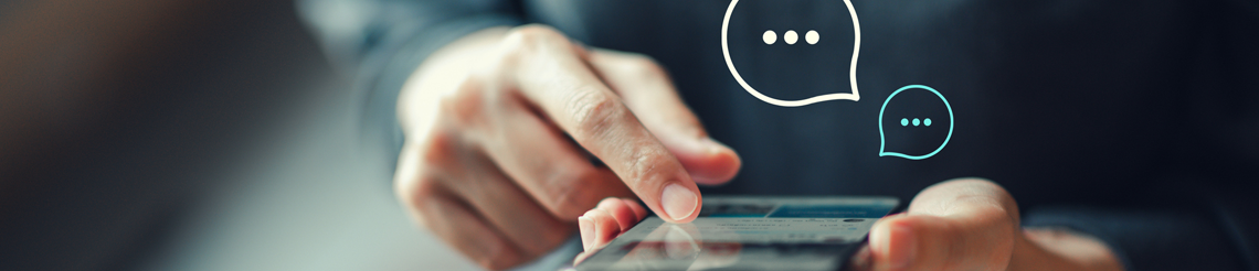 Kvinnors hand skriva på mobil 